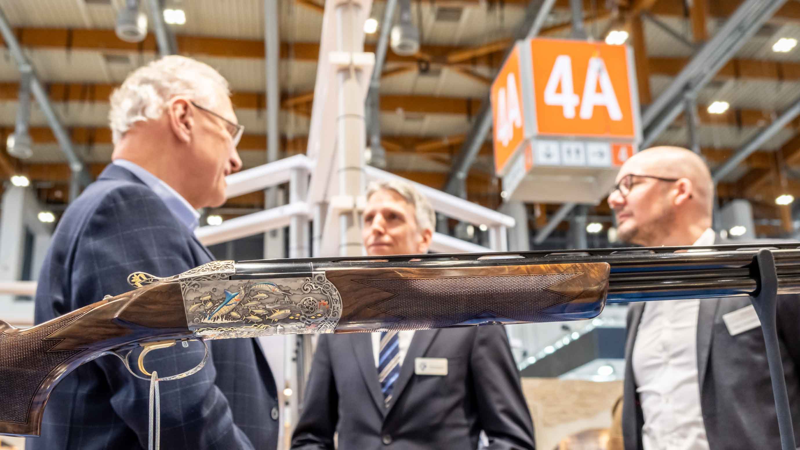 Staatsminister Joachim Herrmann zu Gast auf der IWA am Stand von Krieghoff