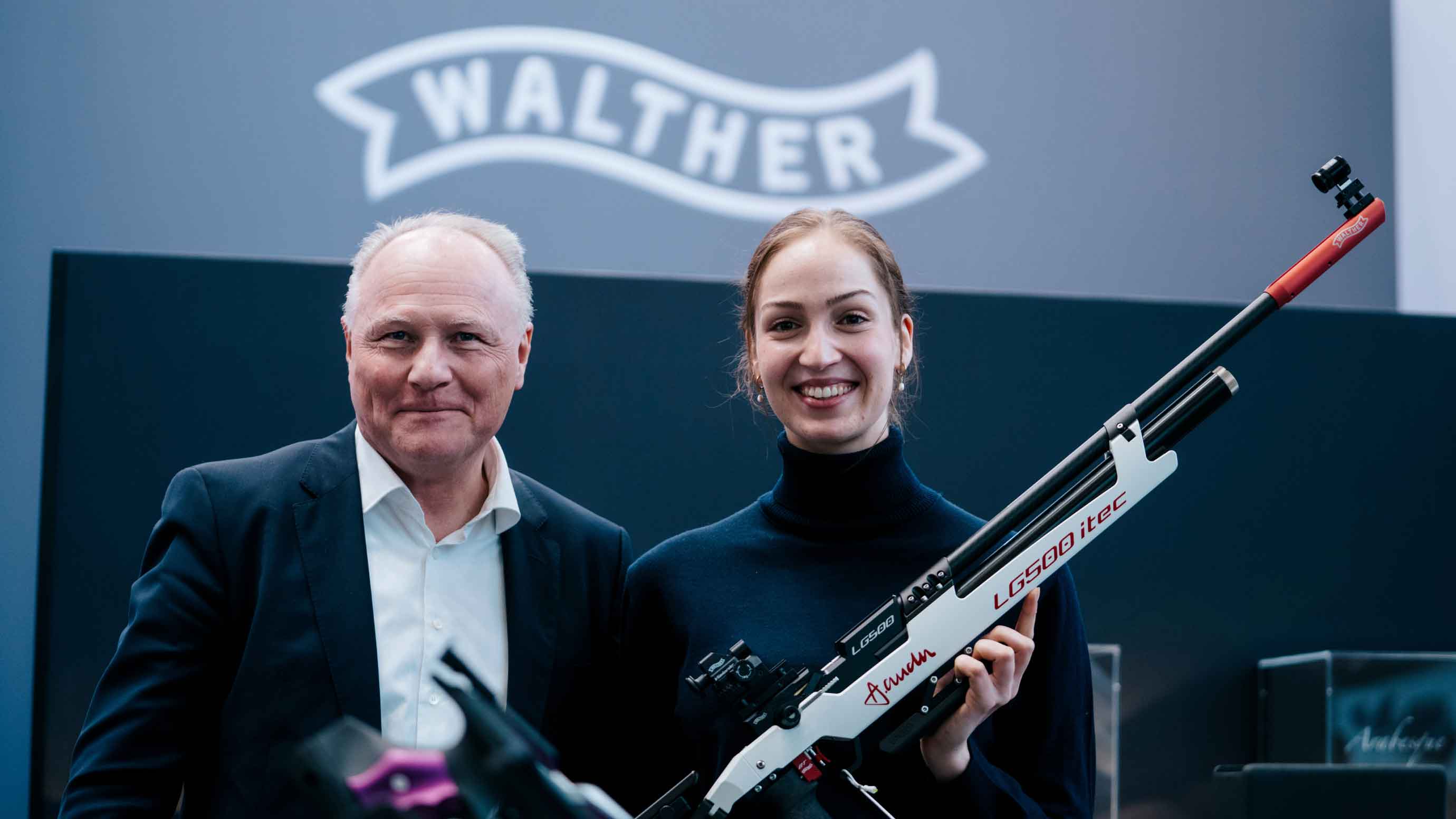 Athlethin Anna Janßen mit Gewehr und Geschäftsführer Bernhard Knöbel