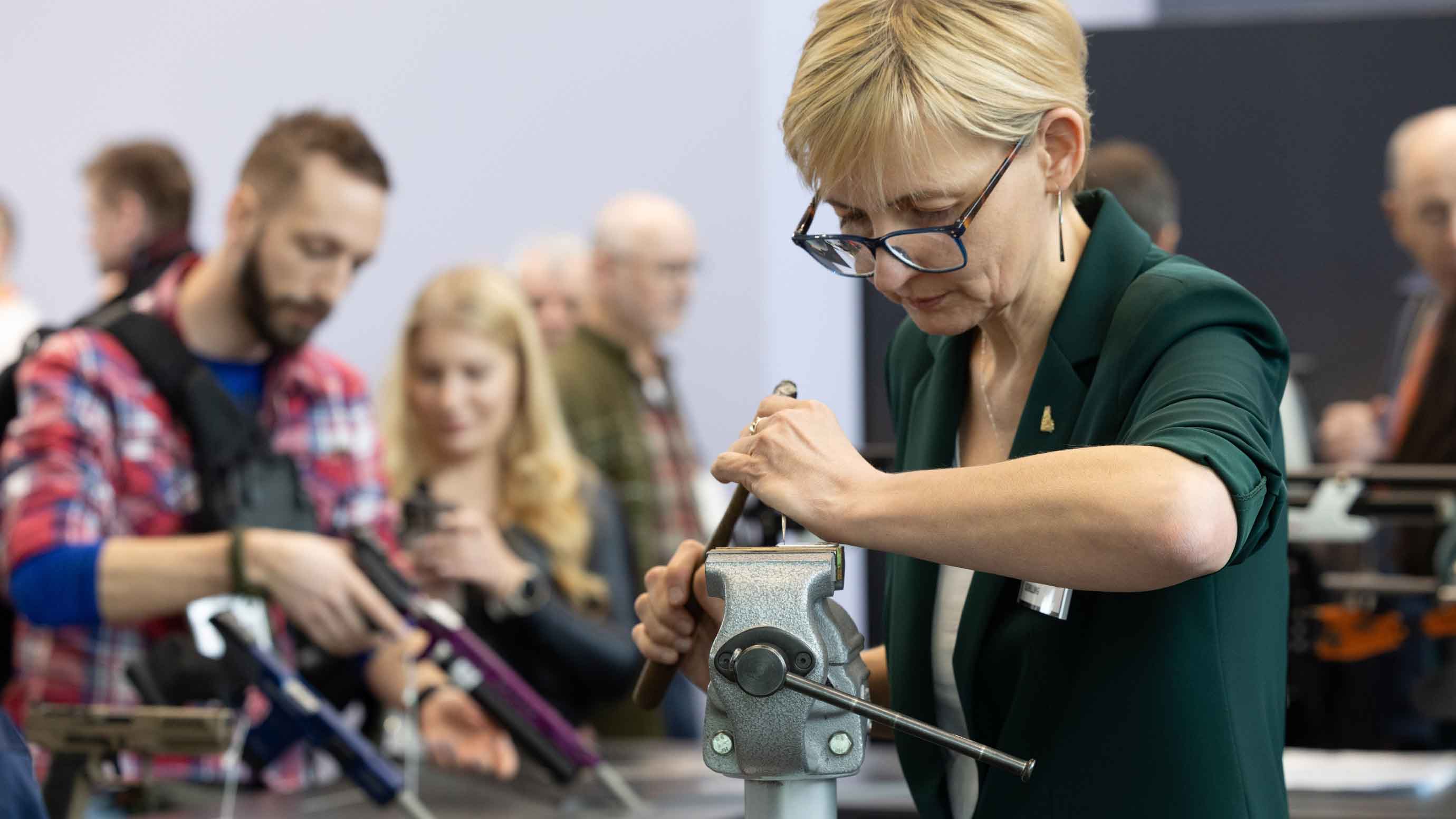 Graveurin bei der Arbeit