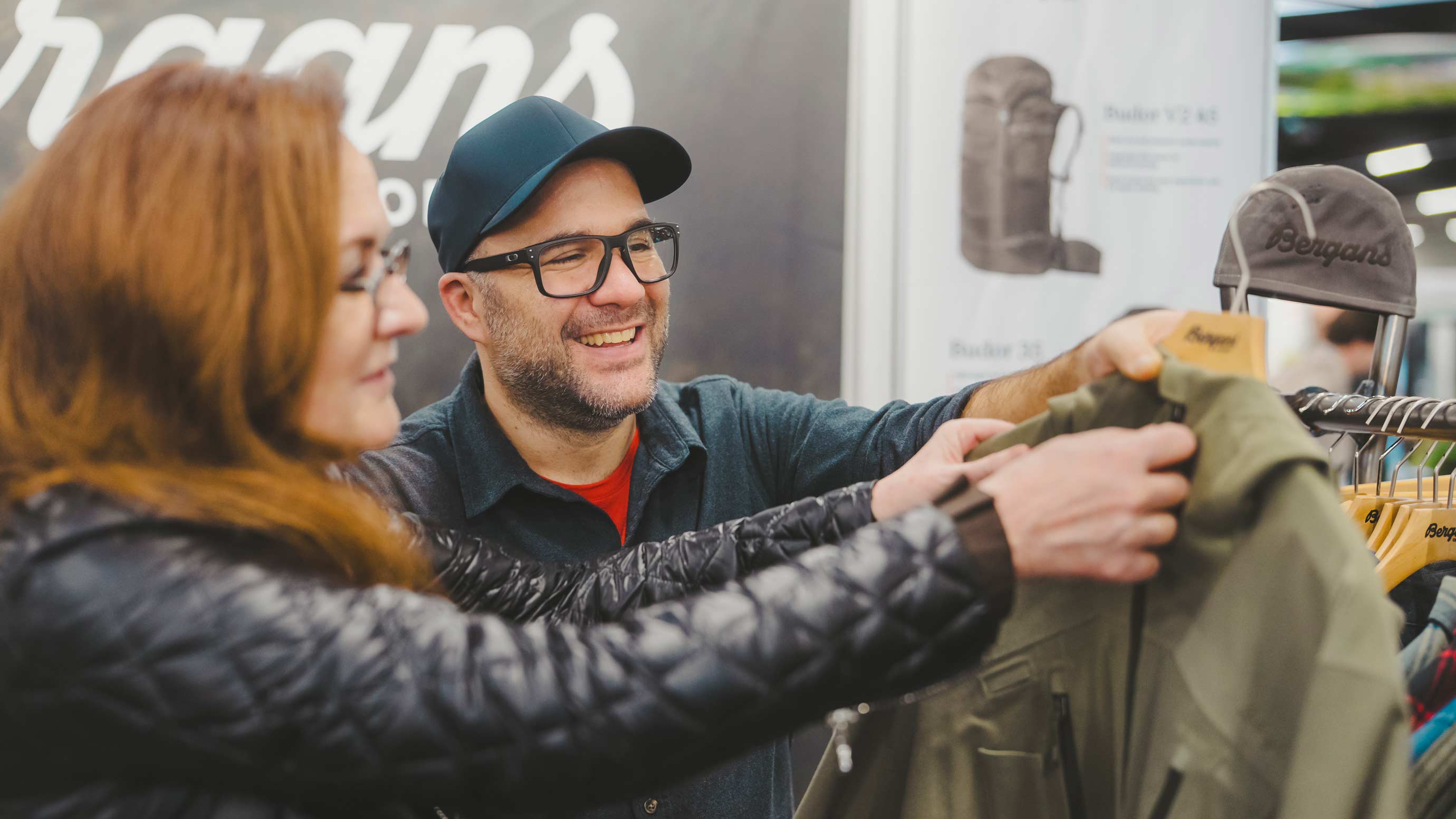Zwei Personen im Gespräch über eine Jacke