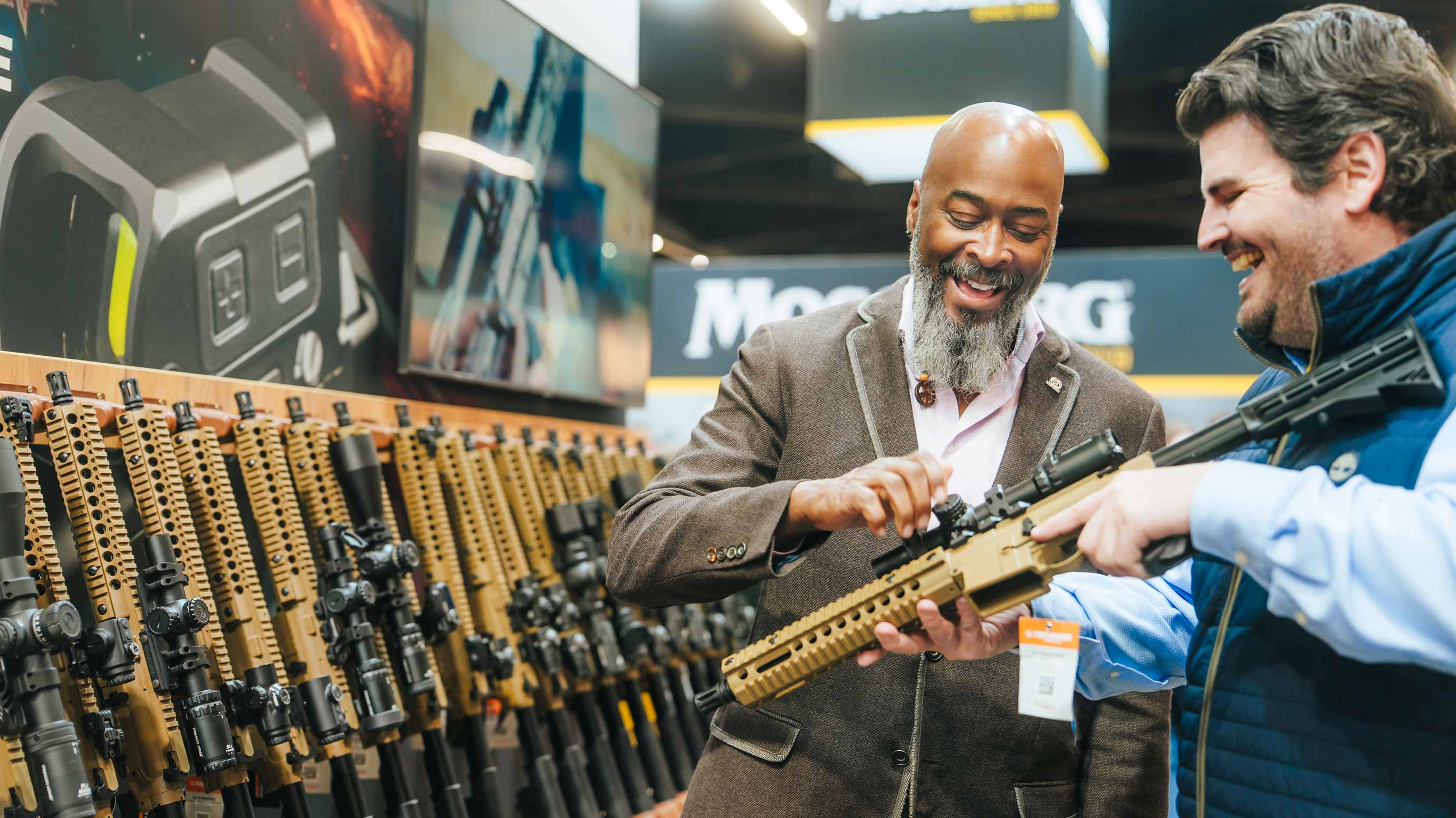 Zwei Männer Unterhalten sich über eine Langwaffe