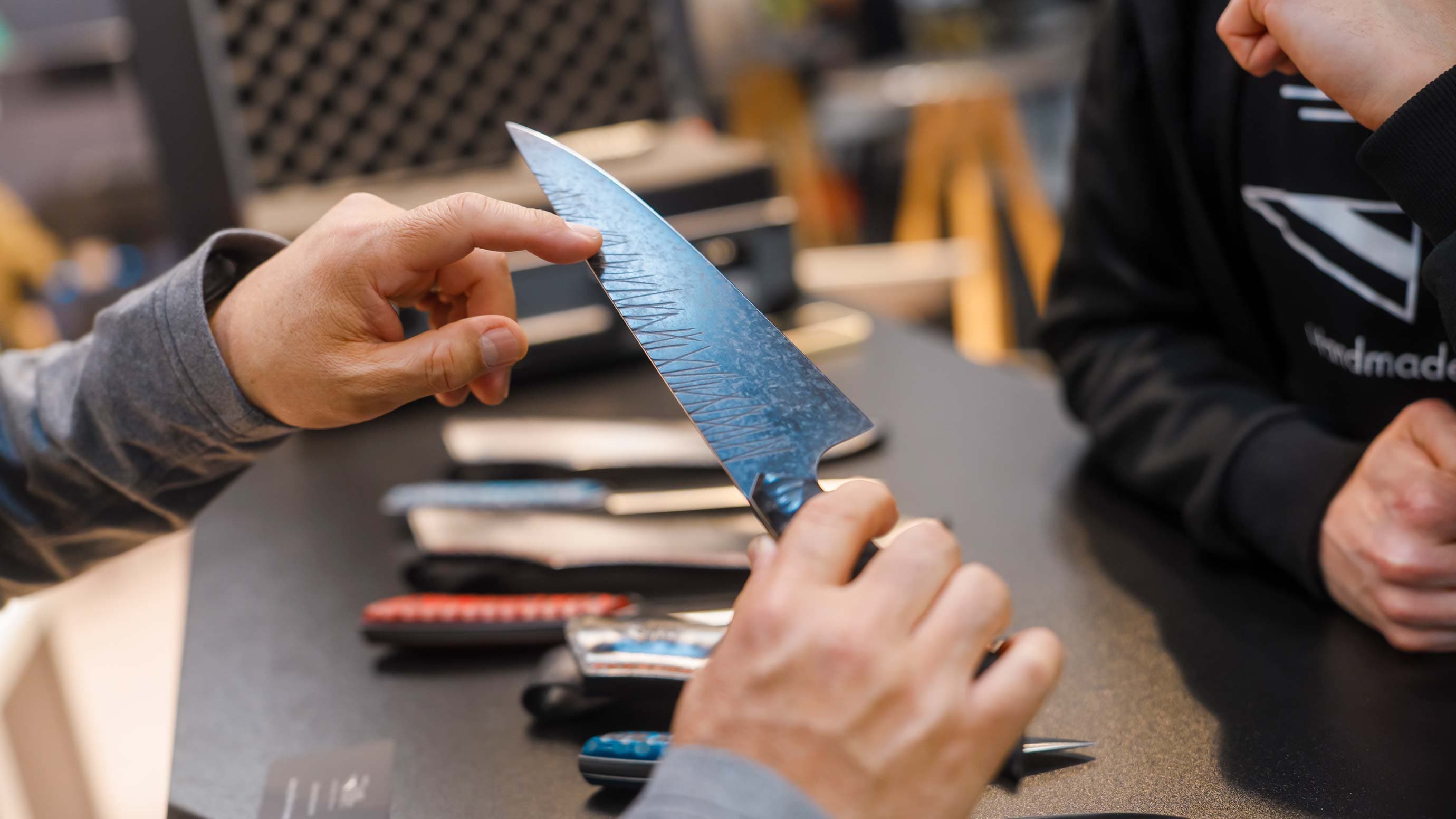 Zwei Personen unterhalten sich über ein Messer