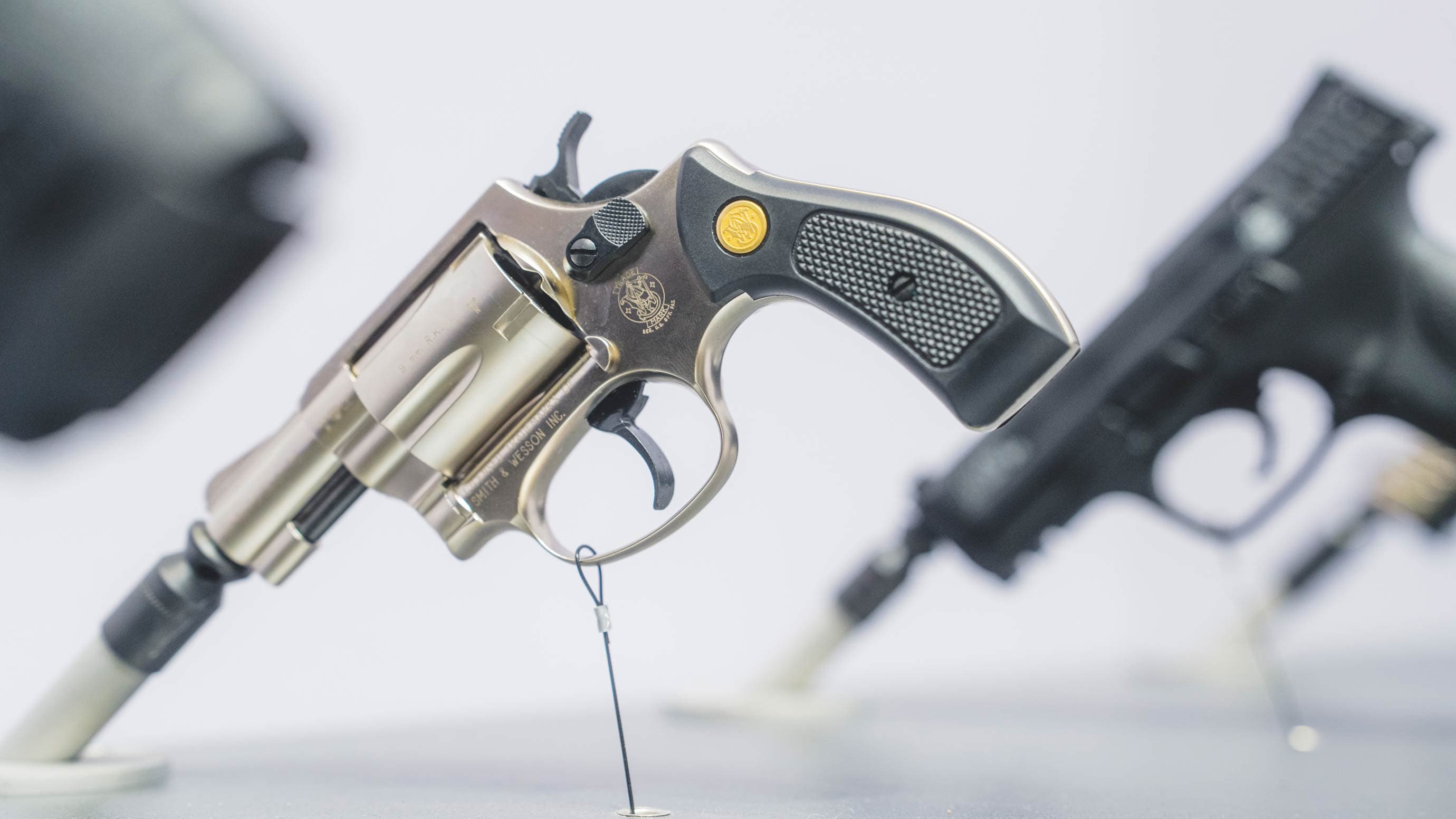 Nahaufnahme von zwei Waffen