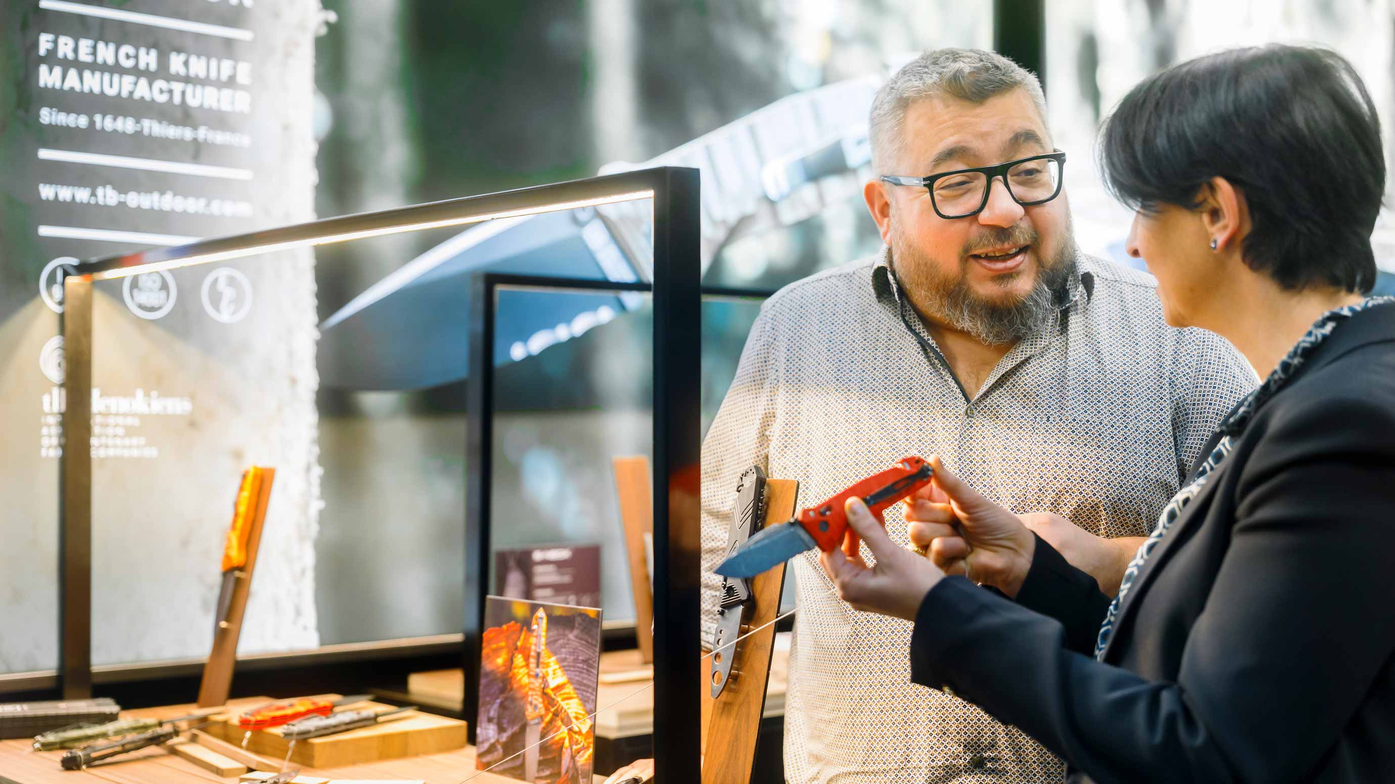 Zwei Personen unterhalten sich über ein Messer