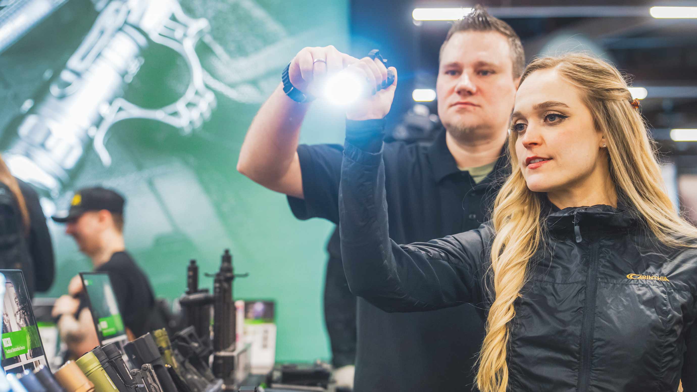 Zwei Personen testen eine Taschenlampe