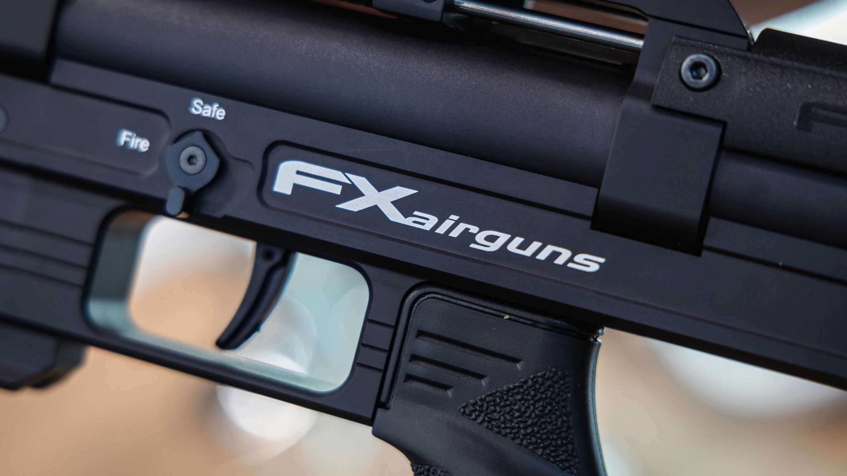 Eine Nahaufnahme des FX Airguns Logos auf der Seite eines ihrer Luftgewehre.