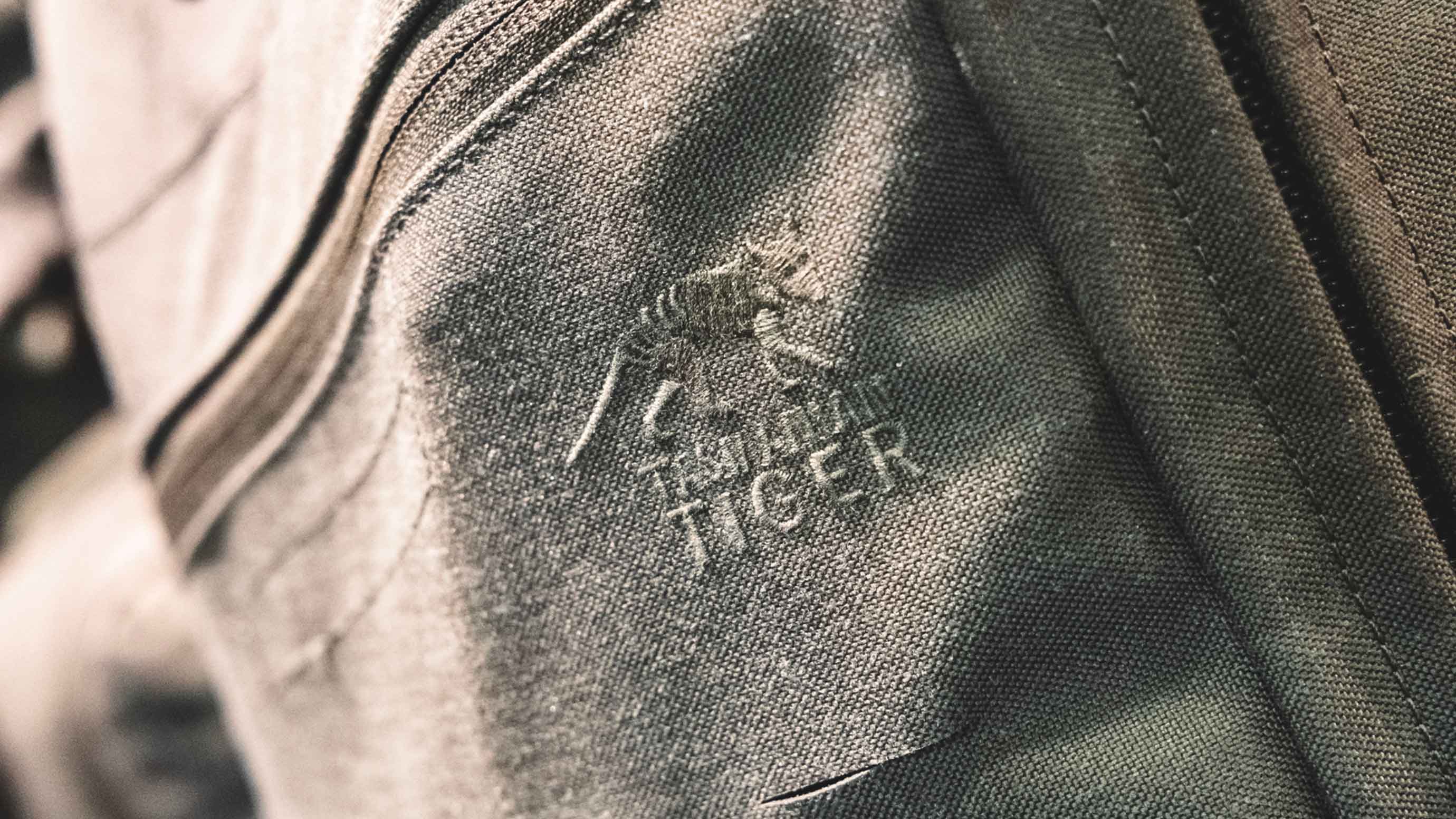 Eine Nahaufnahme des Tasmanian Tiger-Logos auf einem Rucksack.