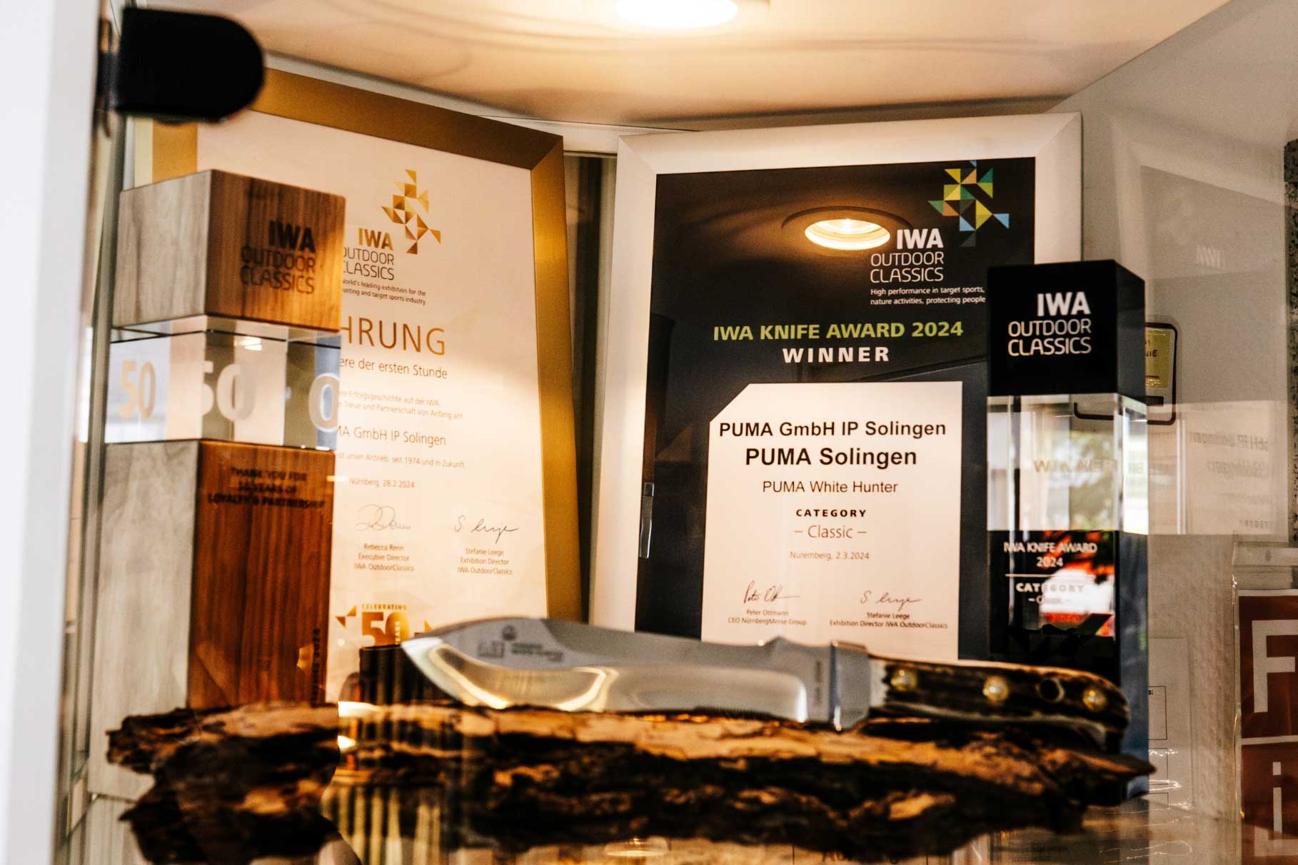 Puma stellt in seinem Werk in Solingen den Gewinn das Awards prominent aus.